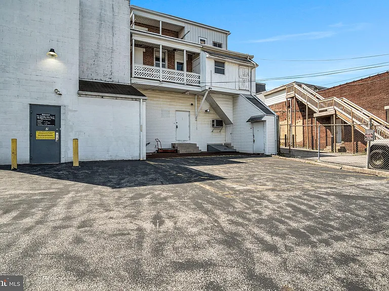727 E Market St — Photo 33