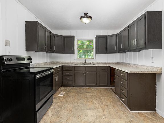 5th image of 1216 Oakdale Cir