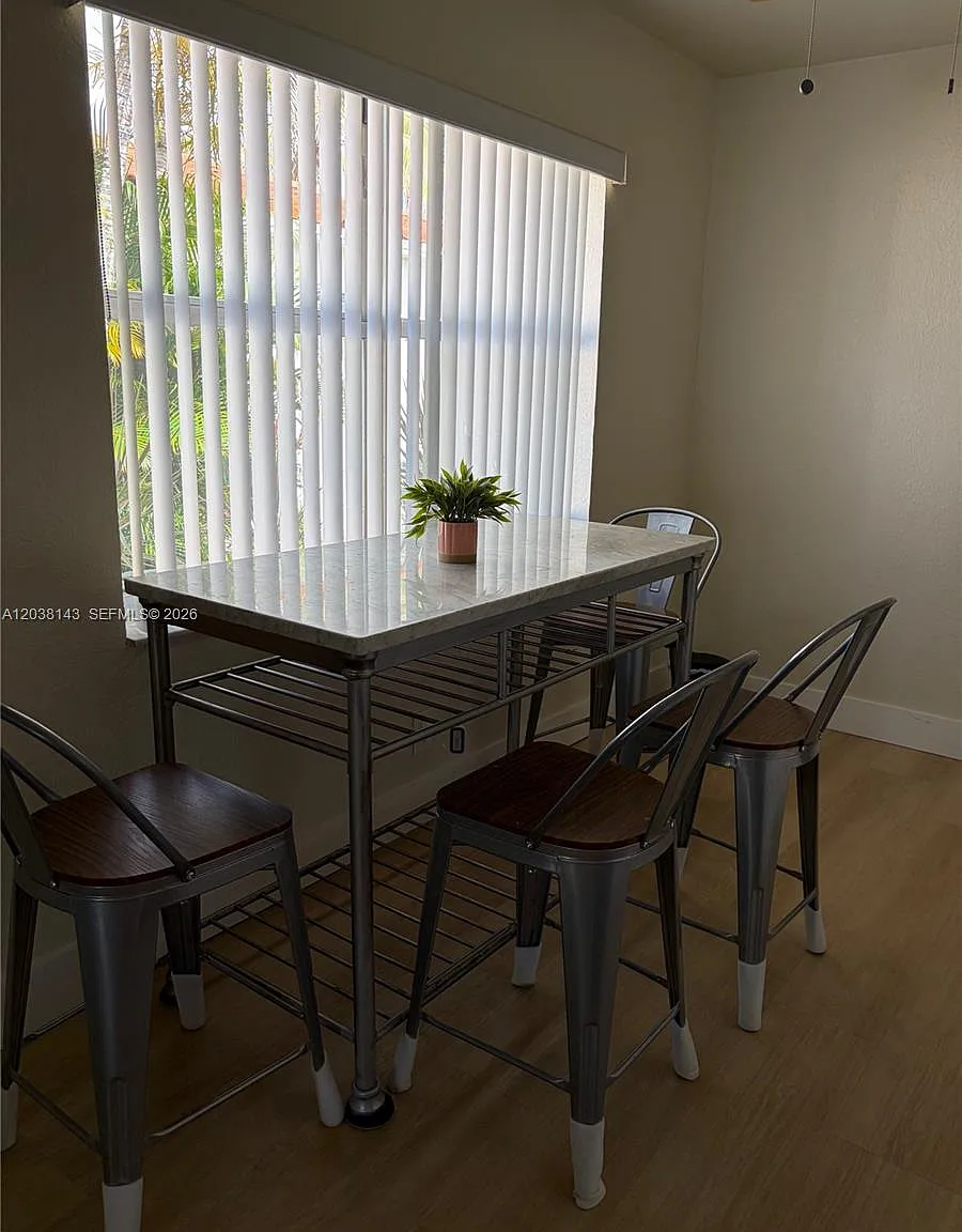 Hollywood South Side Add — Photo 4