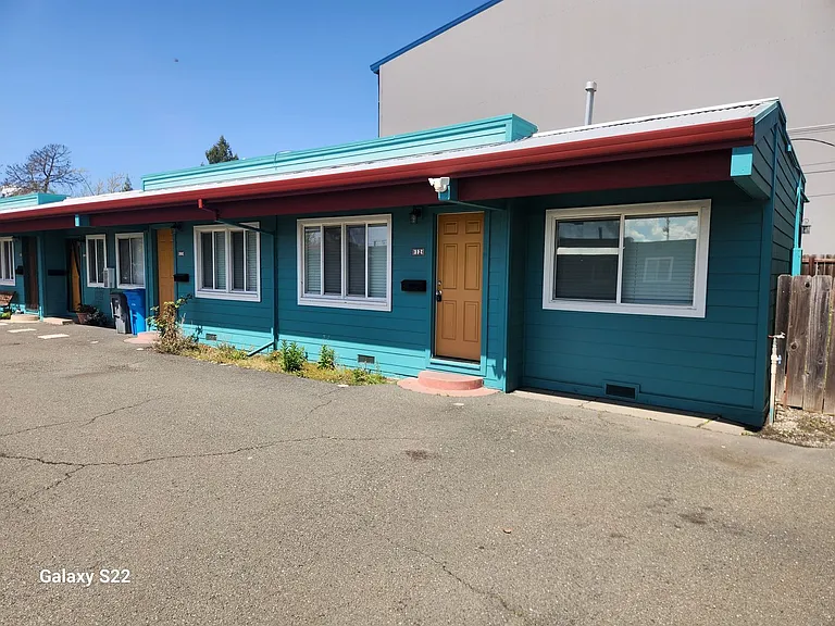Las Flores Apartments — Photo 2
