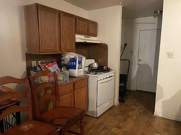 3rd image of 6 Carpenters Place Dr