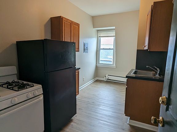 2nd image of 822 Main St #10