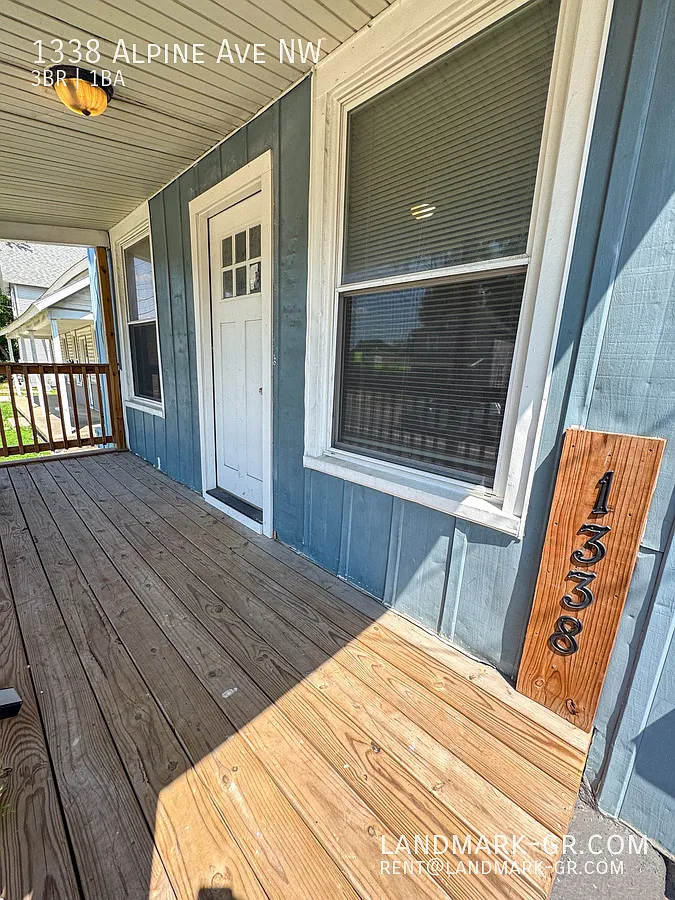 Upgraded 3 Bed / 1 Bath Single Family Home — Photo 3