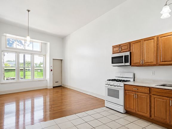 2nd image of 4712 Woodland Ave #1