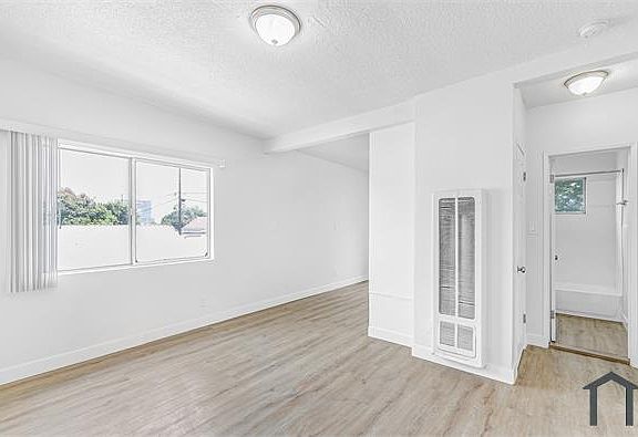 3rd image of 1618 E Vernon Ave #1622-D