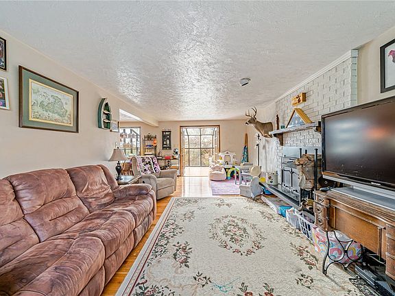5th image of 55 Adrian Dr