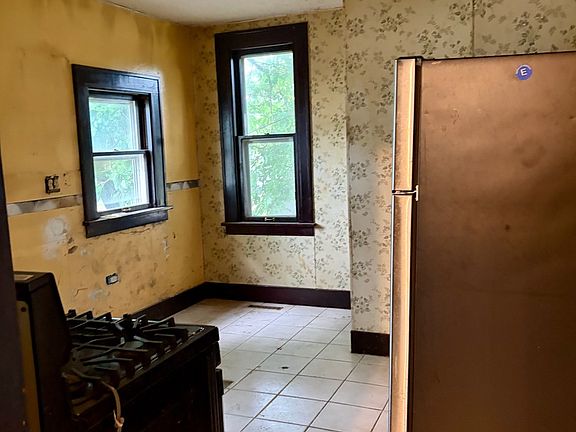 4th image of 913 W 4th St