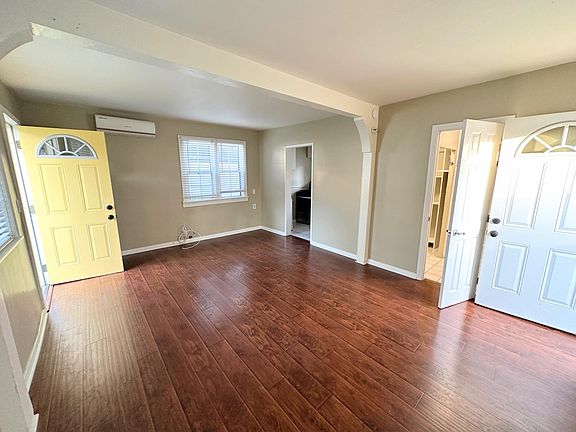 3rd image of 1094 E Mendocino St