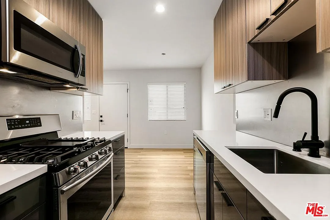 1 bed, 750 sqft, $2,677 — Photo 3
