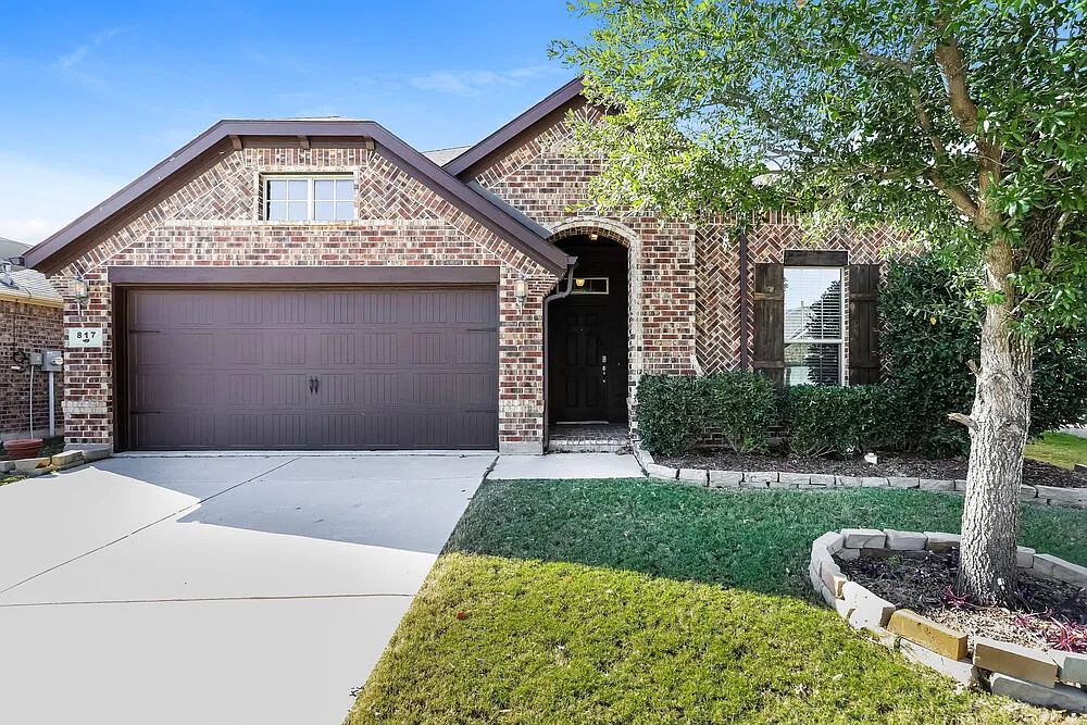 3 bed, 2.0 bath, 1741 sqft, $2,085 — Photo 1