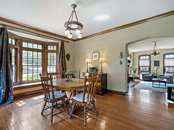 5th image of 883 Oakmont Pl