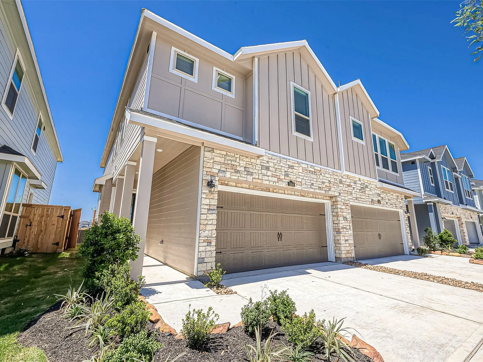 3 bed, 2.5 bath, 1828 sqft, $2,395 — Photo 2
