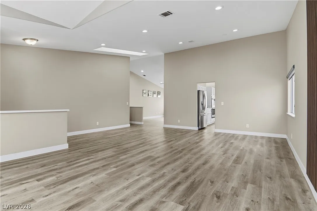 4 bed, 2.5 bath, 2393 sqft, $3,950 — Photo 4