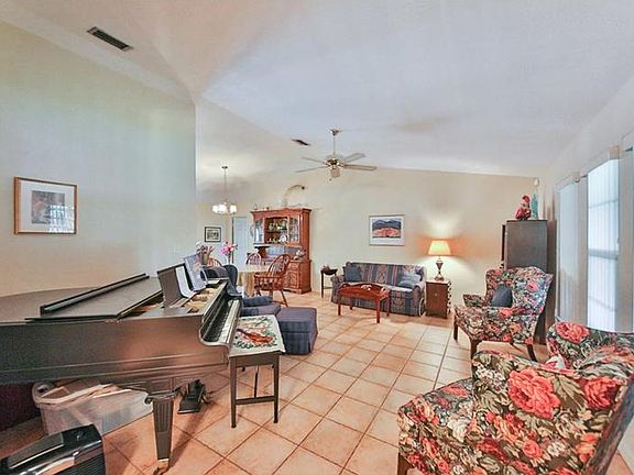 4th image of 1449 Newton St