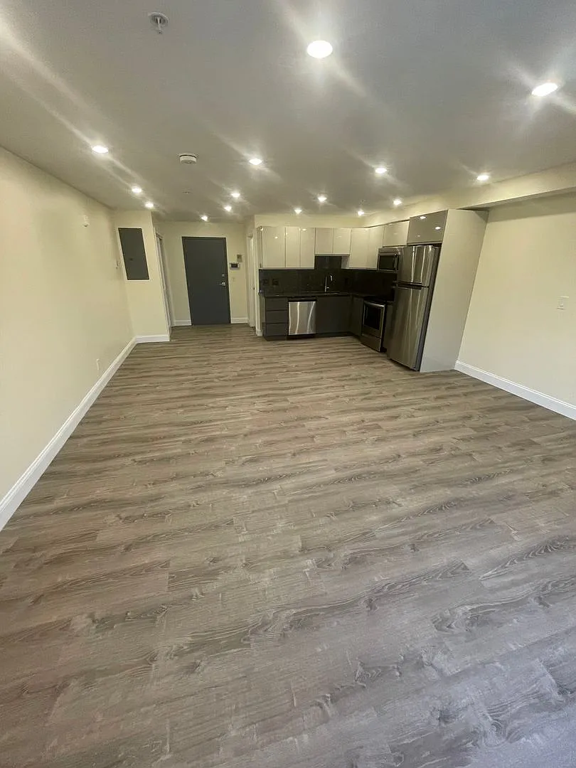 Huge updated studio the size of most 1 beds!! — Photo 4