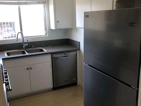5th image of 3410 Club Dr APT 6