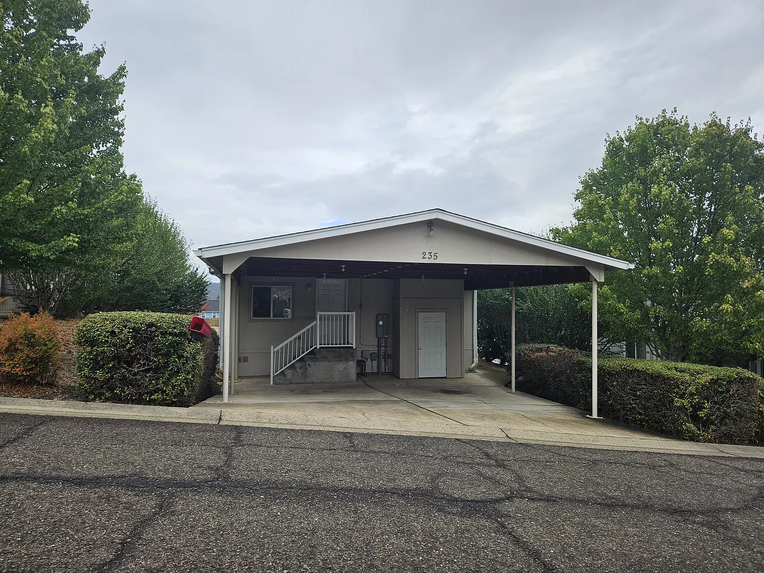 3 bed, 1300 sqft, $1,350 — Photo 1