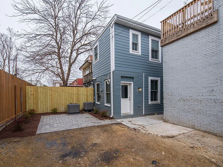 229 E St NE #1 — Photo 21