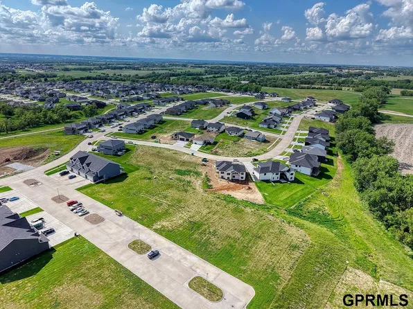 1961 Titan Pl, Hickman, NE 68372