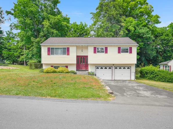 8 Ricky Lane, Poughkeepsie, NY 12601