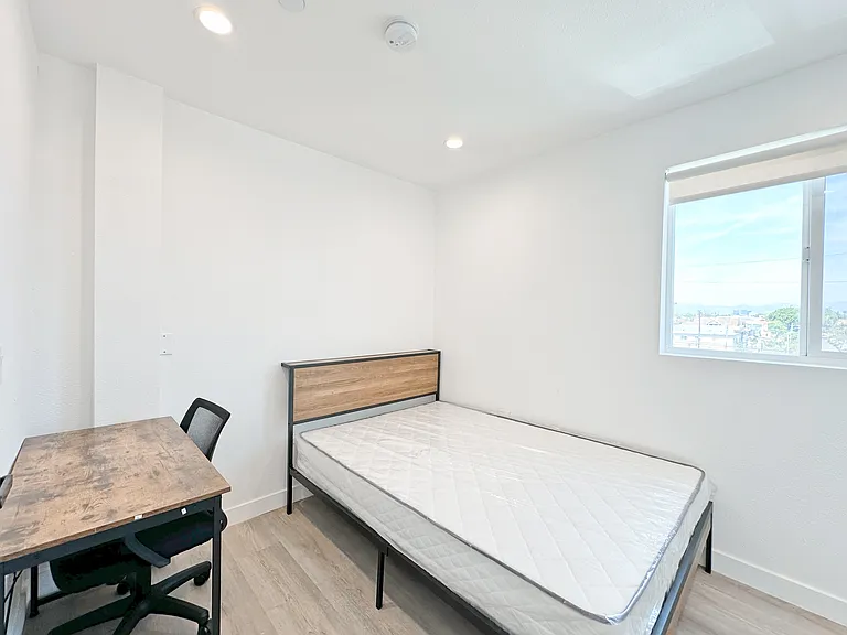1363 1/2 W 35th St #9 — Photo 16