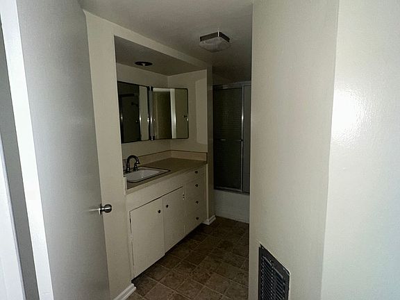 4th image of 443 S Mariposa Ave APT 4