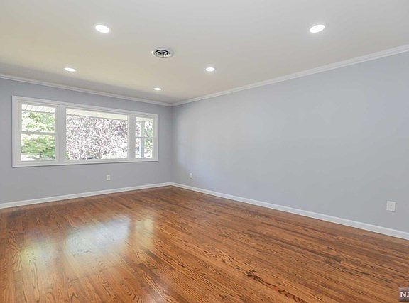 5th image of 8-28 Susan Pl