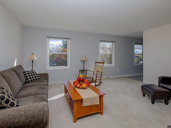 4th image of 16 Redwood Dr