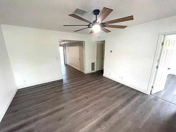4th image of 216 NE 9th Ave