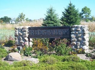 7443 W Ridgeview Dr, Mequon, WI 53092