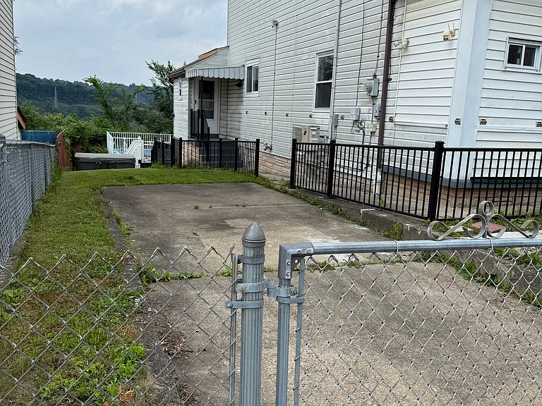 805 Railroad St — Photo 1