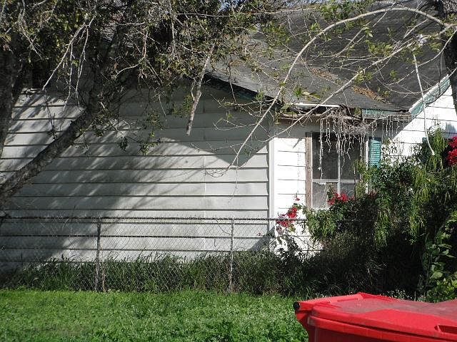 2nd image of 209 E Avenue F