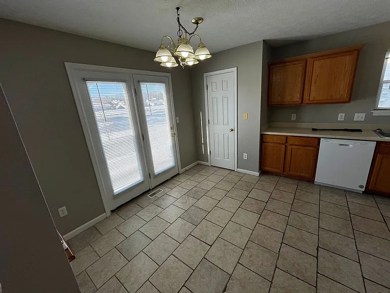 508 Fairington Ave — Photo 3