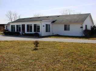 2042 N 2500 East Rd, Windsor, IL 61957