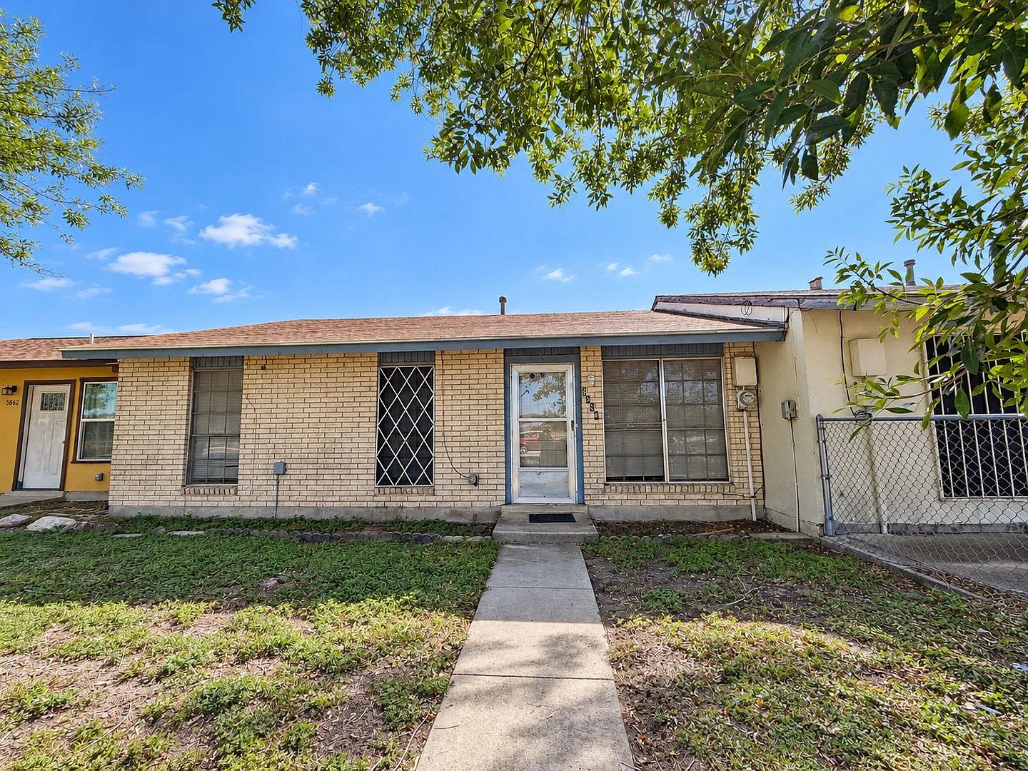 3-Bedroom Home in Northeast San Antonio Near Shopping and Parks — Photo 1