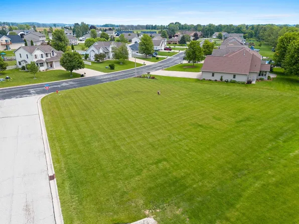 Fairway Dr #52, Luxemburg, WI 54217