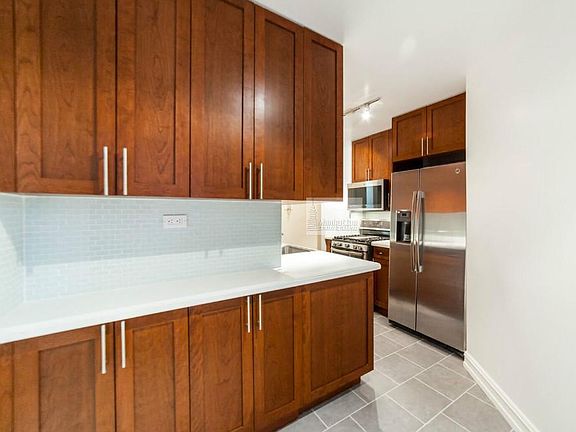 2nd image of 200 E 71st St APT 14a
