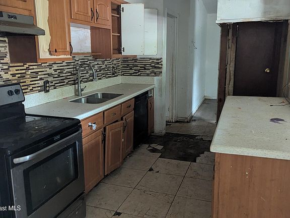 4th image of 9211 Greenleaf Rd