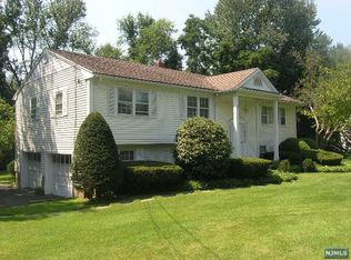 31 Bedford Rd, Woodcliff Lake, NJ 07677