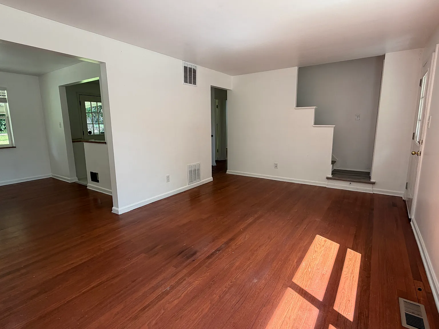 4 bed, 900 sqft, $1,700 — Photo 2