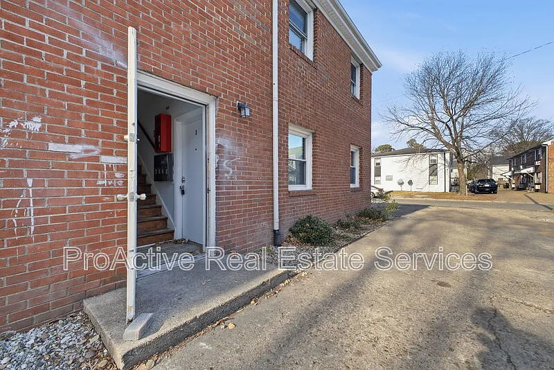 Photo 2 of 14 - 507 Ashlawn Dr #5 - Norfolk, VA Building Photo - 507 Ashlawn Dr #5