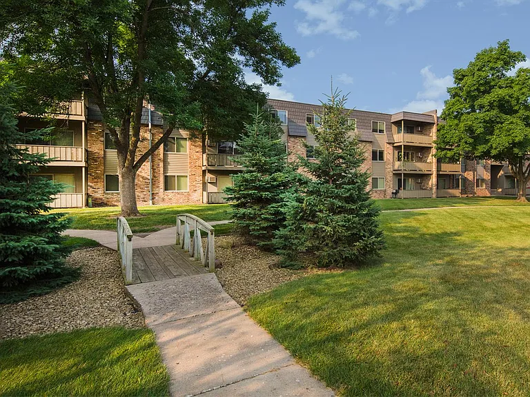 Valley Manor Apartments — Photo 6