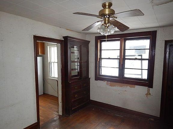 5th image of 320 N Cherry St