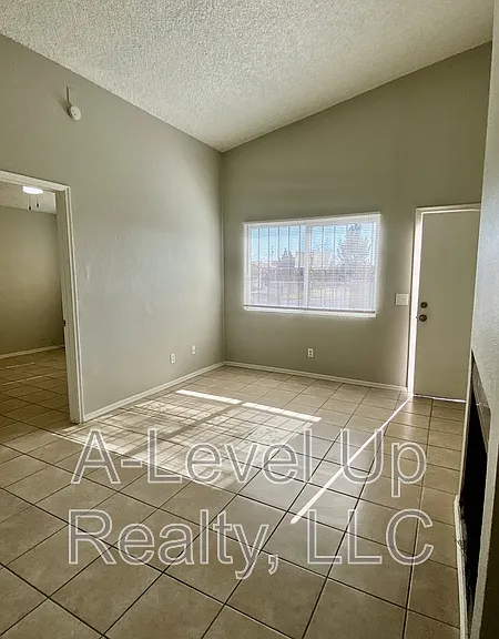 403 E Thoroughbred St — Photo 4