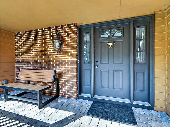 4th image of 39 Wood Run Cir