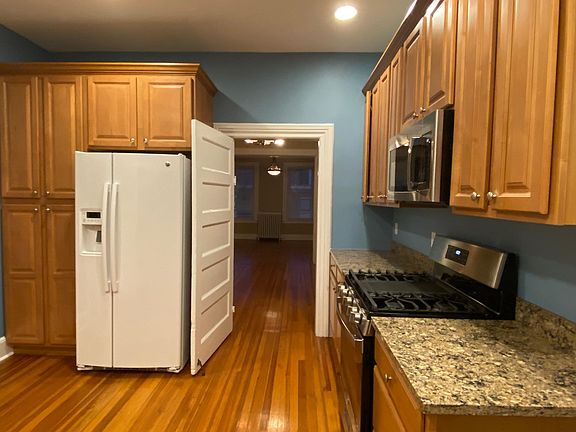 3rd image of 106 Chatsworth Ave #2