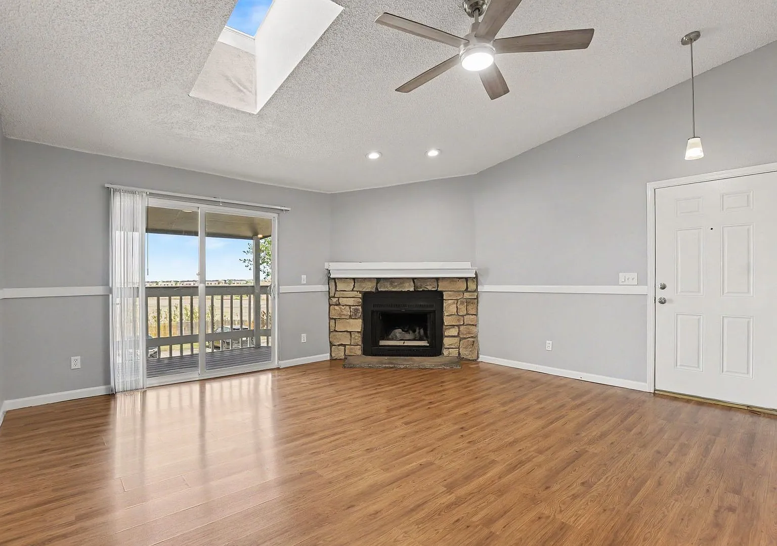 3-Bedroom Top-Floor Condo with Private Patio & 2 Assigned Parking Spots — Photo 3