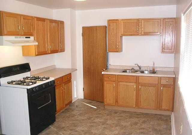 1st image of 228 Morton St E