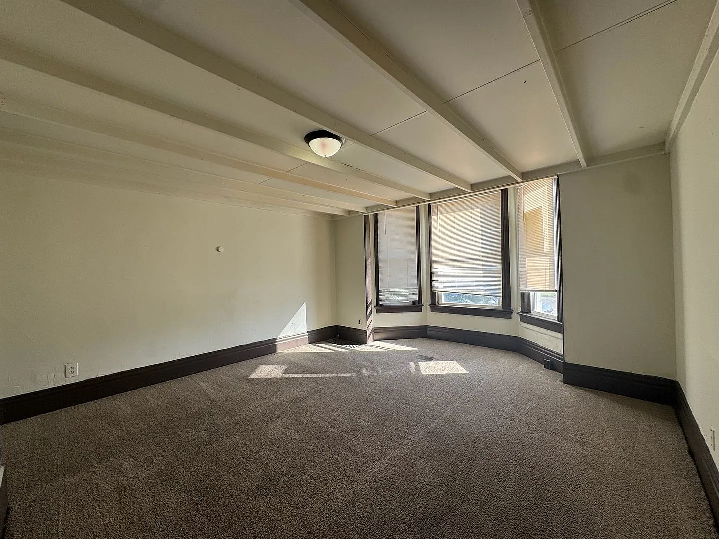 404 N 2nd Ave (GI) — Photo 3