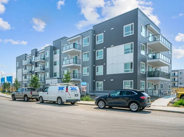 33 Carringham Gate NW, Calgary, AB